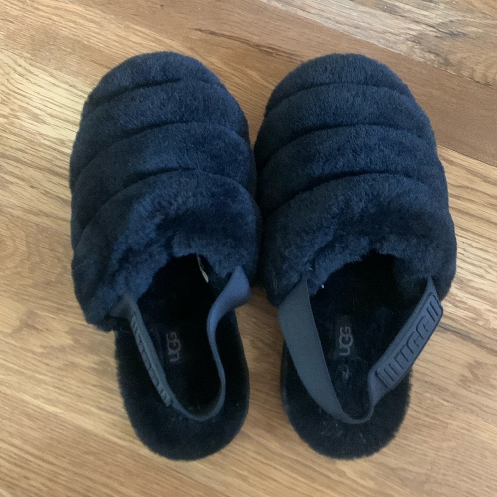 UGG Super Fluff Slipper Black fuzzy size 7 slipper shoes slide on with strap